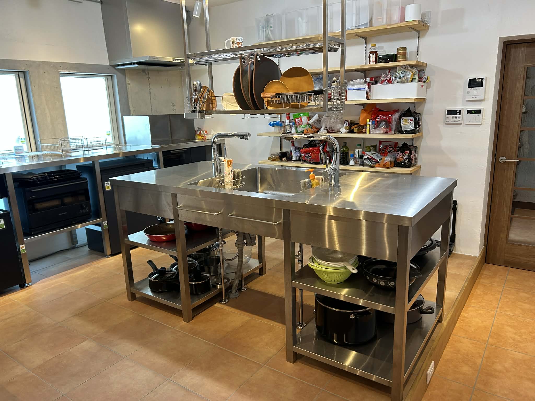 シェアハウスキッチン施工後の撮影写真。