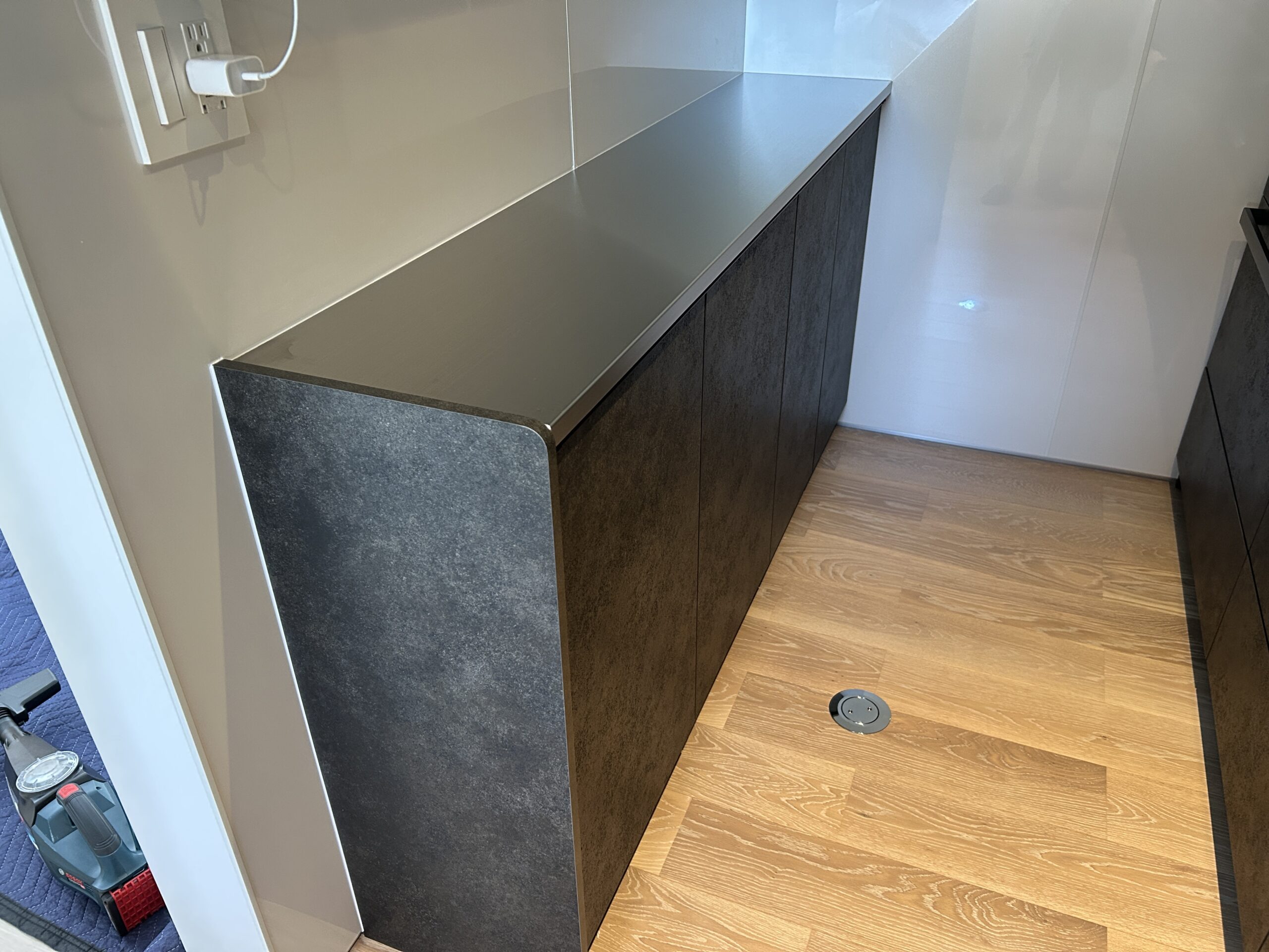 既存天板にステンレス貼り付け工事。