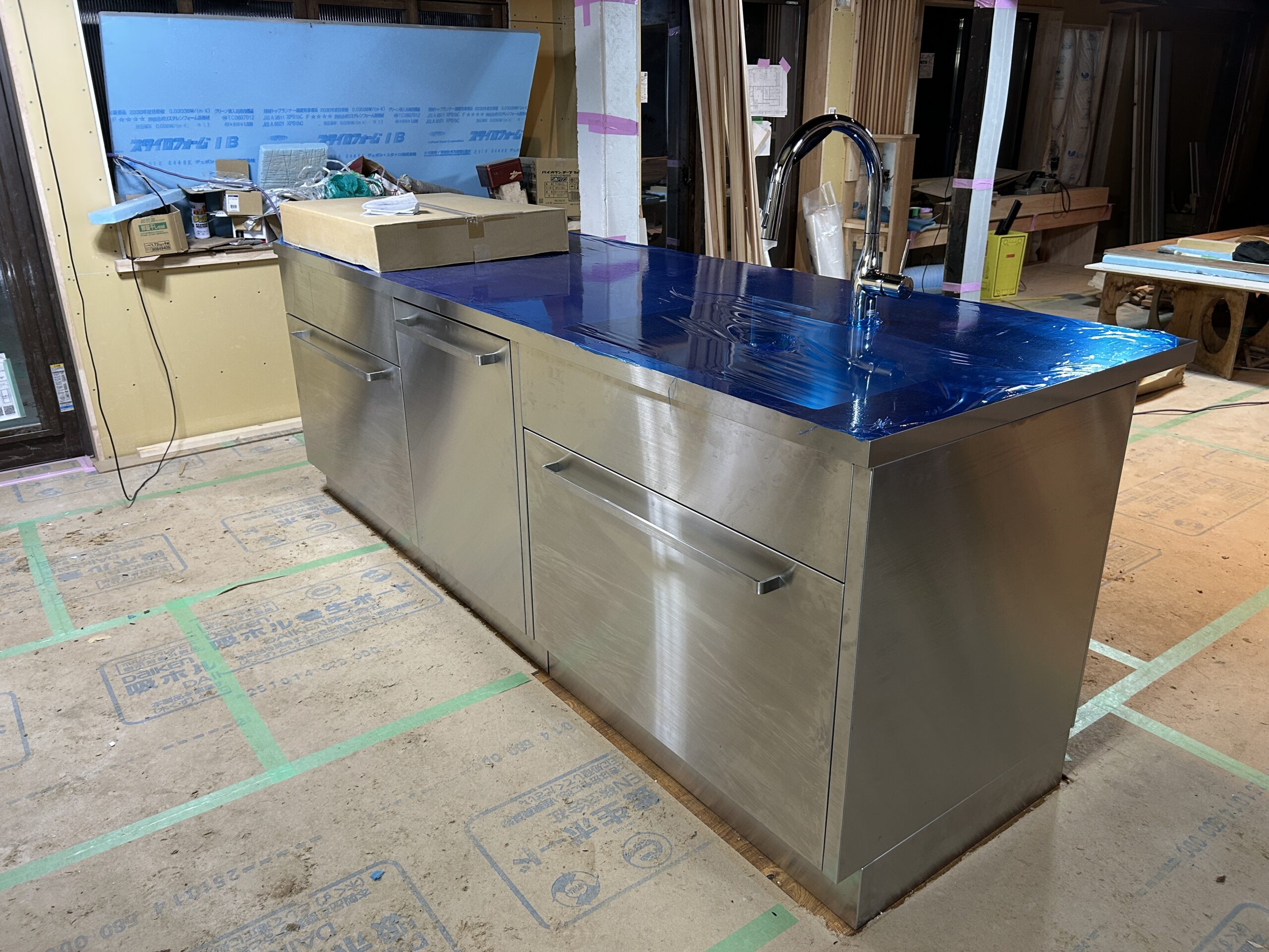 オールステンレスキッチン搬入設置工事