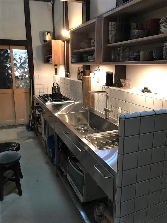 京町屋の建物に 光輝くキッチン。